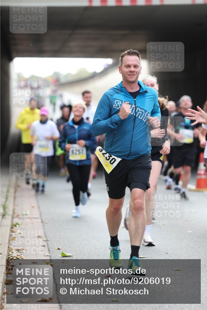05.10.2025 - 20. swb-Marathon Bremen Michael Strokosch http://msf.ph/oto/9206019 05.10.2025 10:45:42 Laufen 4251, 230 meine-sportfotos.de