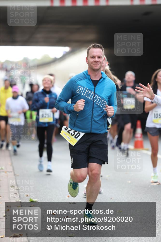 05.10.2025 - 20. swb-Marathon Bremen Michael Strokosch http://msf.ph/oto/9206020 05.10.2025 10:45:42 Laufen 4251, 3230, 02167, 105 meine-sportfotos.de