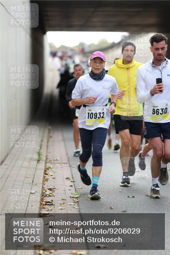 05.10.2025 - 20. swb-Marathon Bremen Michael Strokosch http://msf.ph/oto/9206029 05.10.2025 10:45:46 Laufen 10932, 9630, 02443 meine-sportfotos.de