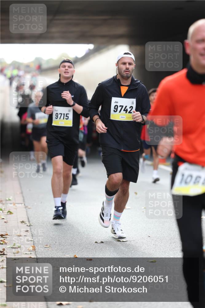 05.10.2025 - 20. swb-Marathon Bremen Michael Strokosch http://msf.ph/oto/9206051 05.10.2025 10:45:56 Laufen 9715, 9742, 108 meine-sportfotos.de