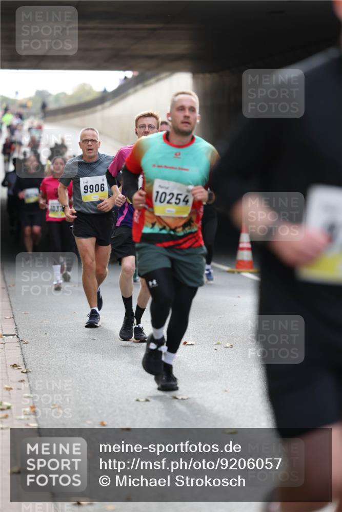 05.10.2025 - 20. swb-Marathon Bremen Michael Strokosch http://msf.ph/oto/9206057 05.10.2025 10:45:59 Laufen 1037, 9906, 10254 meine-sportfotos.de