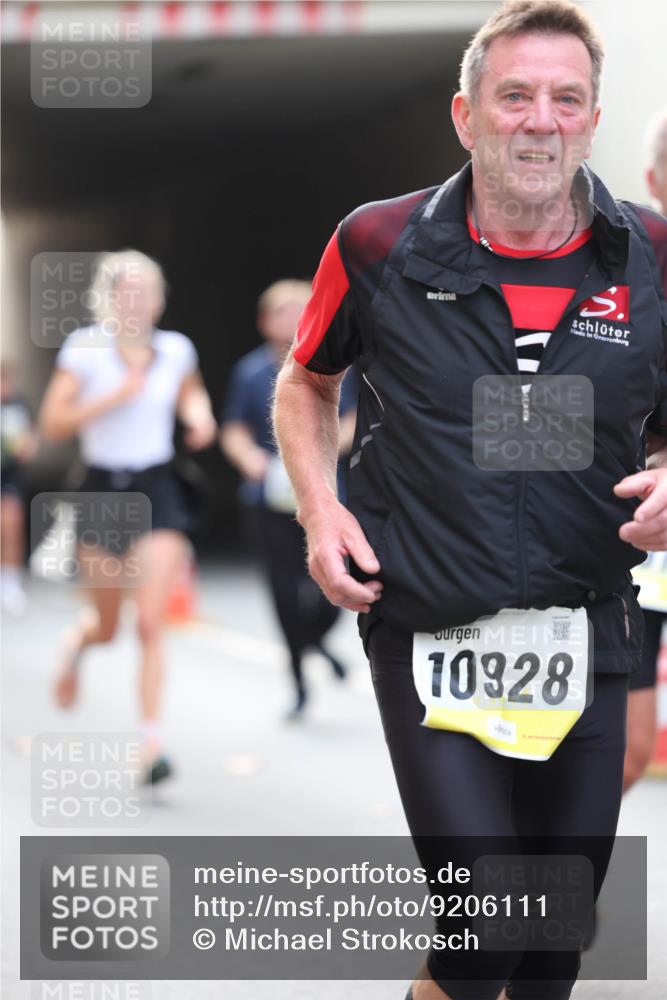 05.10.2025 - 20. swb-Marathon Bremen Michael Strokosch http://msf.ph/oto/9206111 05.10.2025 10:46:25 Laufen 10928 meine-sportfotos.de