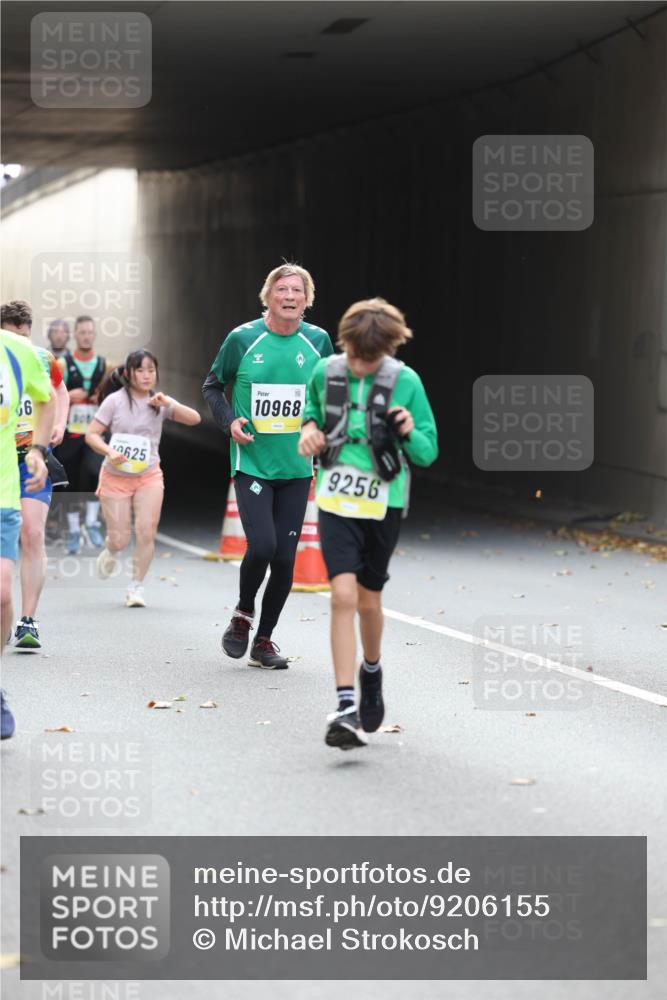 05.10.2025 - 20. swb-Marathon Bremen Michael Strokosch http://msf.ph/oto/9206155 05.10.2025 10:46:39 Laufen 66, 0625, 10968, 9256 meine-sportfotos.de