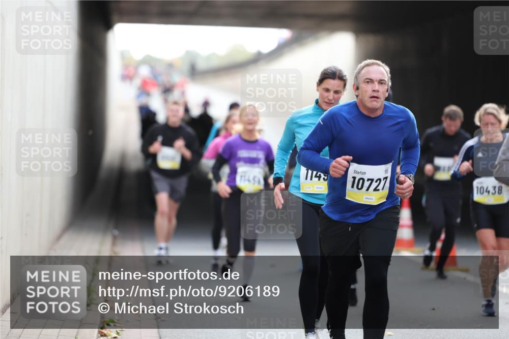 05.10.2025 - 20. swb-Marathon Bremen Michael Strokosch http://msf.ph/oto/9206189 05.10.2025 10:46:59 Laufen 1143, 10727, 1145, 02295, 10438 meine-sportfotos.de