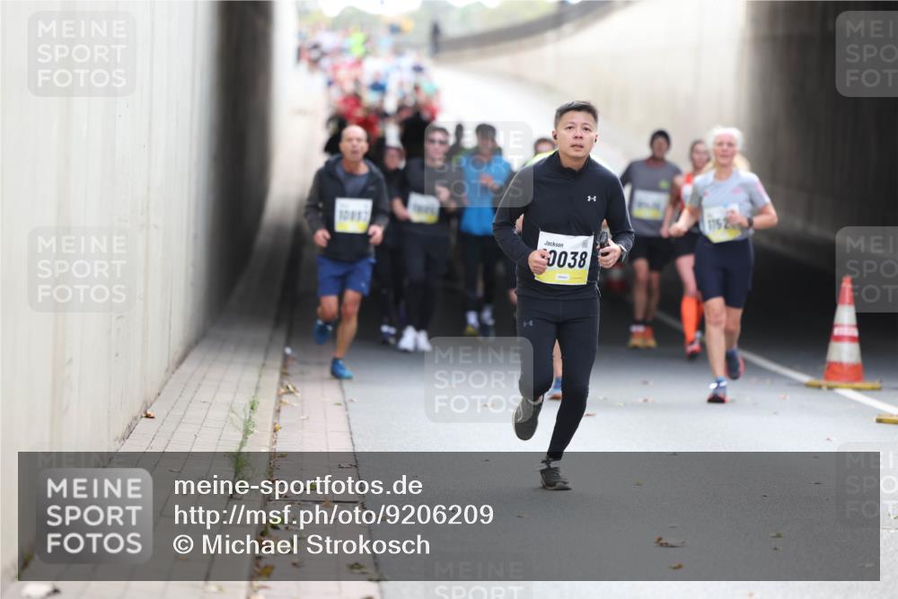 05.10.2025 - 20. swb-Marathon Bremen Michael Strokosch http://msf.ph/oto/9206209 05.10.2025 10:47:11 Laufen 0038 meine-sportfotos.de
