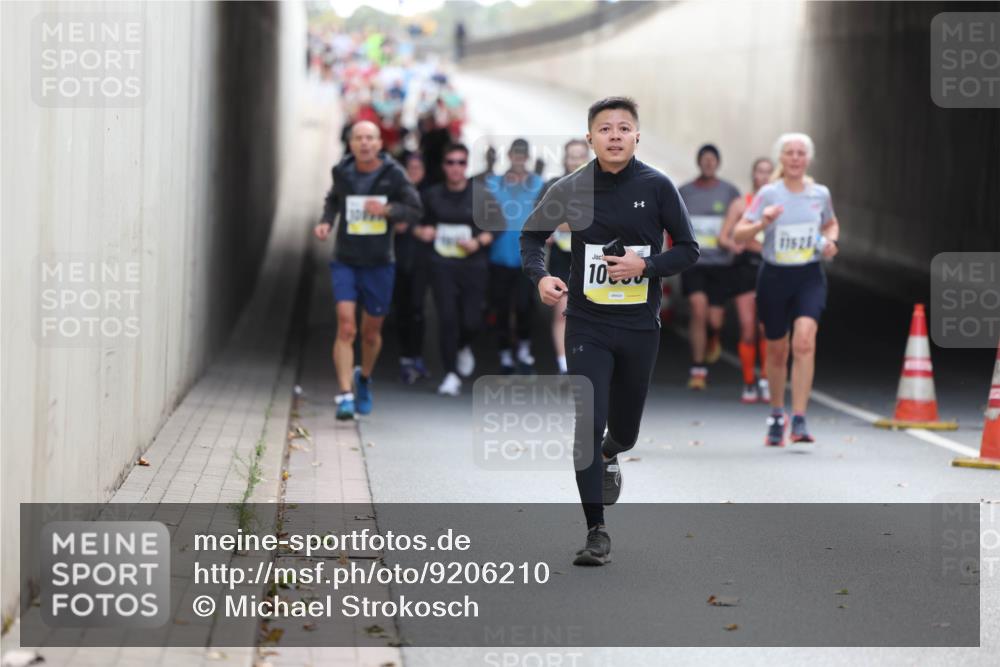 05.10.2025 - 20. swb-Marathon Bremen Michael Strokosch http://msf.ph/oto/9206210 05.10.2025 10:47:11 Laufen 10, 11628 meine-sportfotos.de