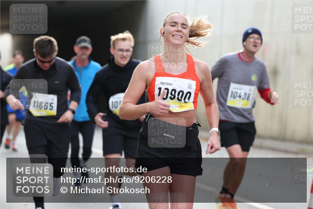 05.10.2025 - 20. swb-Marathon Bremen Michael Strokosch http://msf.ph/oto/9206228 05.10.2025 10:47:20 Laufen 11665, 10, 10900, 10436 meine-sportfotos.de