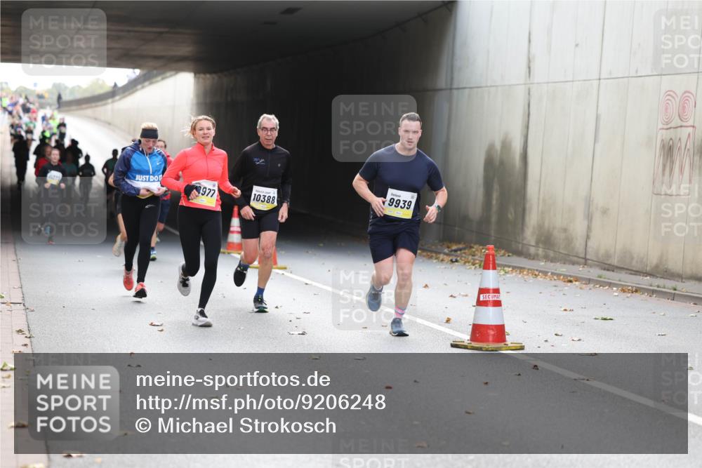 05.10.2025 - 20. swb-Marathon Bremen Michael Strokosch http://msf.ph/oto/9206248 05.10.2025 10:47:29 Laufen 977, 10388, 9939, 00 meine-sportfotos.de