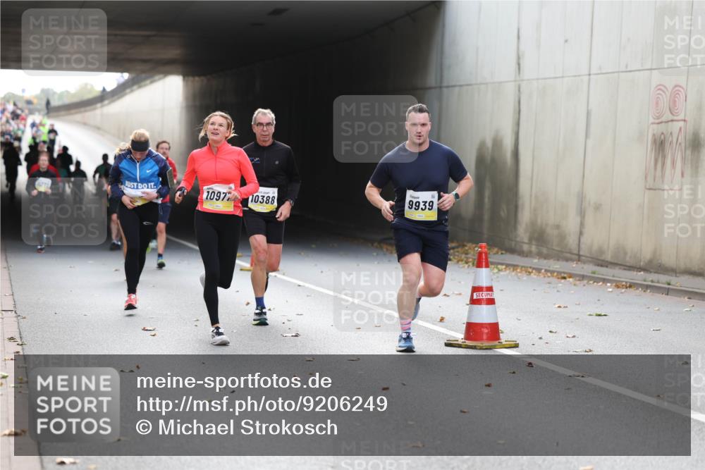 05.10.2025 - 20. swb-Marathon Bremen Michael Strokosch http://msf.ph/oto/9206249 05.10.2025 10:47:29 Laufen 10977, 10388, 9939 meine-sportfotos.de