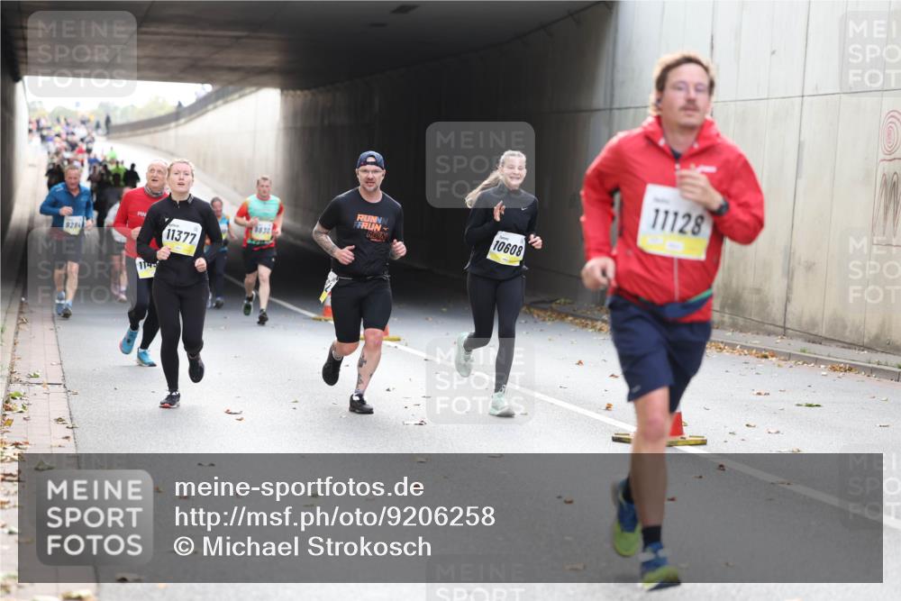05.10.2025 - 20. swb-Marathon Bremen Michael Strokosch http://msf.ph/oto/9206258 05.10.2025 10:47:34 Laufen 928, 114, 11377, 9830, 10608, 11128 meine-sportfotos.de