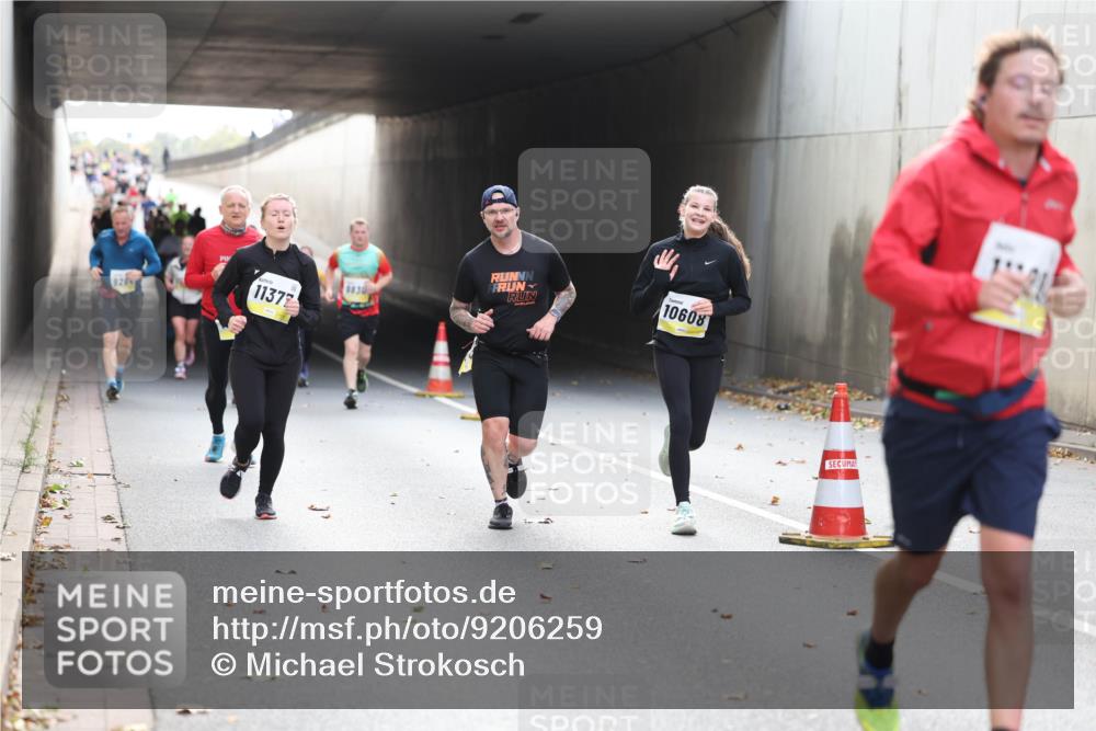 05.10.2025 - 20. swb-Marathon Bremen Michael Strokosch http://msf.ph/oto/9206259 05.10.2025 10:47:35 Laufen 928, 11372, 1830, 10608 meine-sportfotos.de