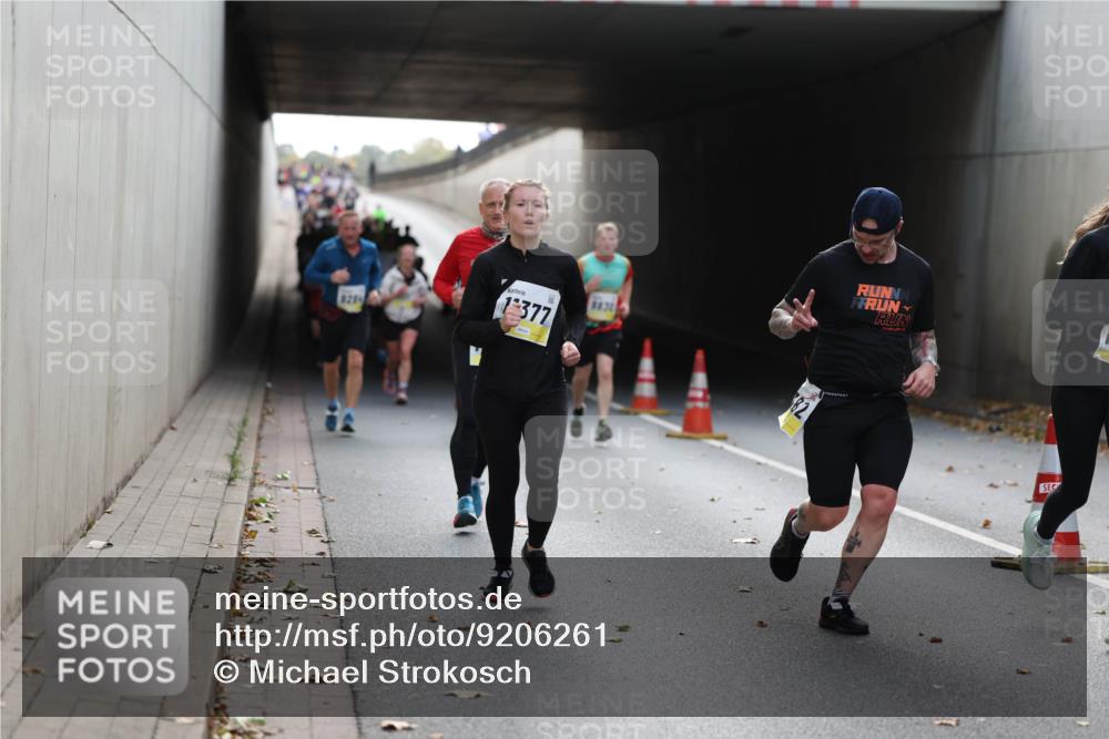 05.10.2025 - 20. swb-Marathon Bremen Michael Strokosch http://msf.ph/oto/9206261 05.10.2025 10:47:36 Laufen 8284, 1377, 98, 31, 82 meine-sportfotos.de