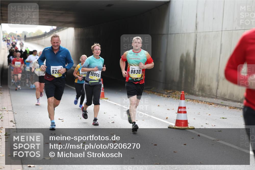 05.10.2025 - 20. swb-Marathon Bremen Michael Strokosch http://msf.ph/oto/9206270 05.10.2025 10:47:39 Laufen 158, 928, 130, 10955, 20, 9830 meine-sportfotos.de