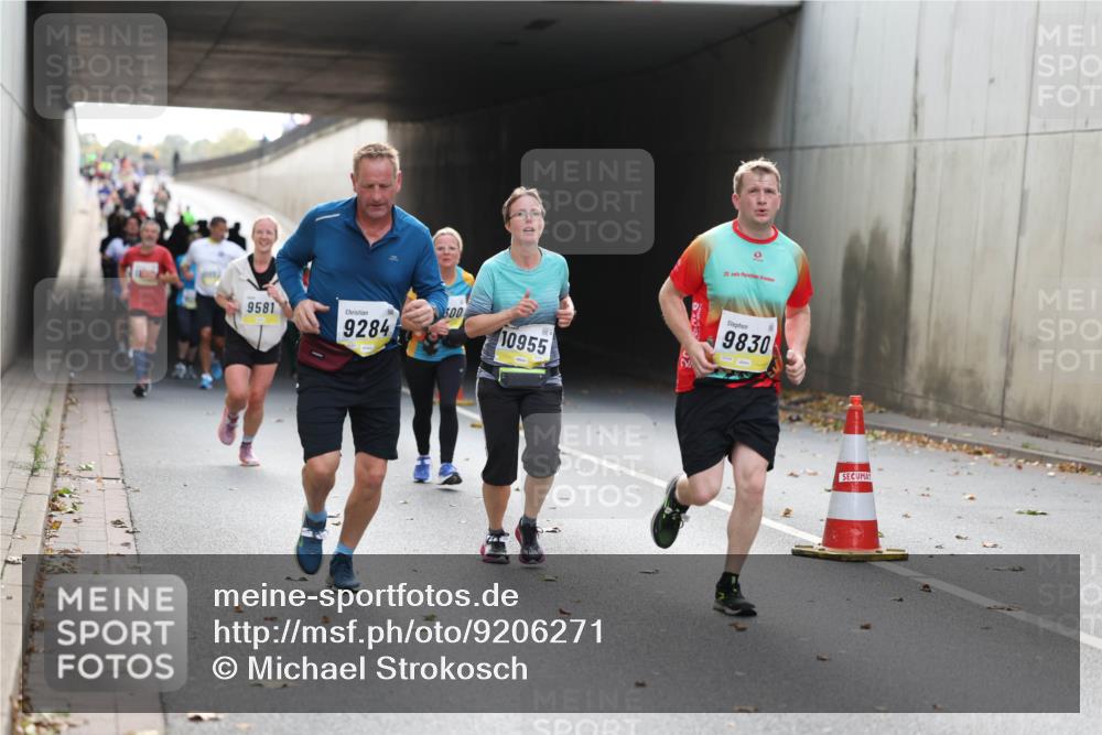 05.10.2025 - 20. swb-Marathon Bremen Michael Strokosch http://msf.ph/oto/9206271 05.10.2025 10:47:40 Laufen 9581, 9284, 300, 10955, 20, 9830 meine-sportfotos.de