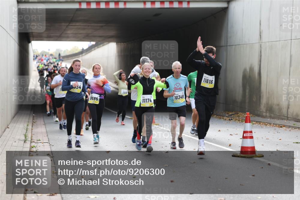 05.10.2025 - 20. swb-Marathon Bremen Michael Strokosch http://msf.ph/oto/9206300 05.10.2025 10:47:55 Laufen 34, 9985, 9918, 11616, 11174, 10349 meine-sportfotos.de
