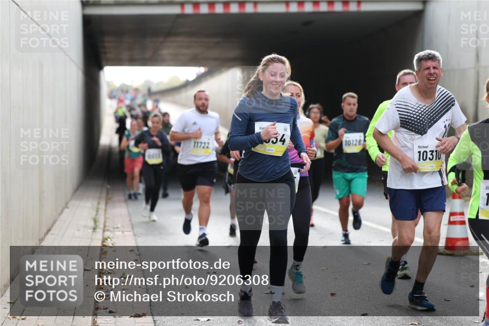 05.10.2025 - 20. swb-Marathon Bremen Michael Strokosch http://msf.ph/oto/9206308 05.10.2025 10:47:57 Laufen 11722, 34, 10128, 10310, 01805 meine-sportfotos.de