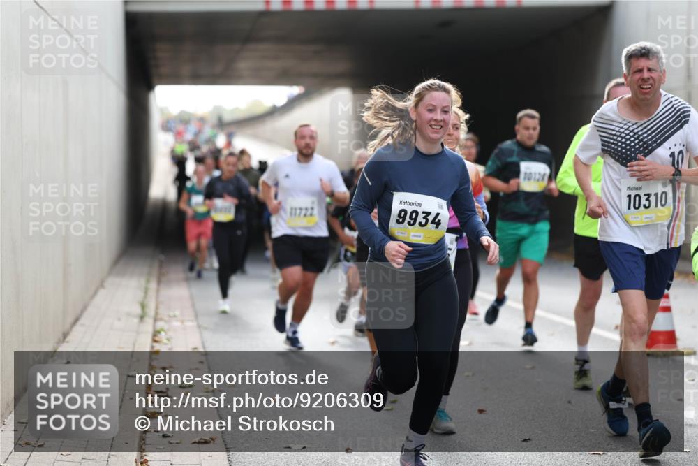 05.10.2025 - 20. swb-Marathon Bremen Michael Strokosch http://msf.ph/oto/9206309 05.10.2025 10:47:57 Laufen 9934, 01901, 1012, 10310, 01805 meine-sportfotos.de