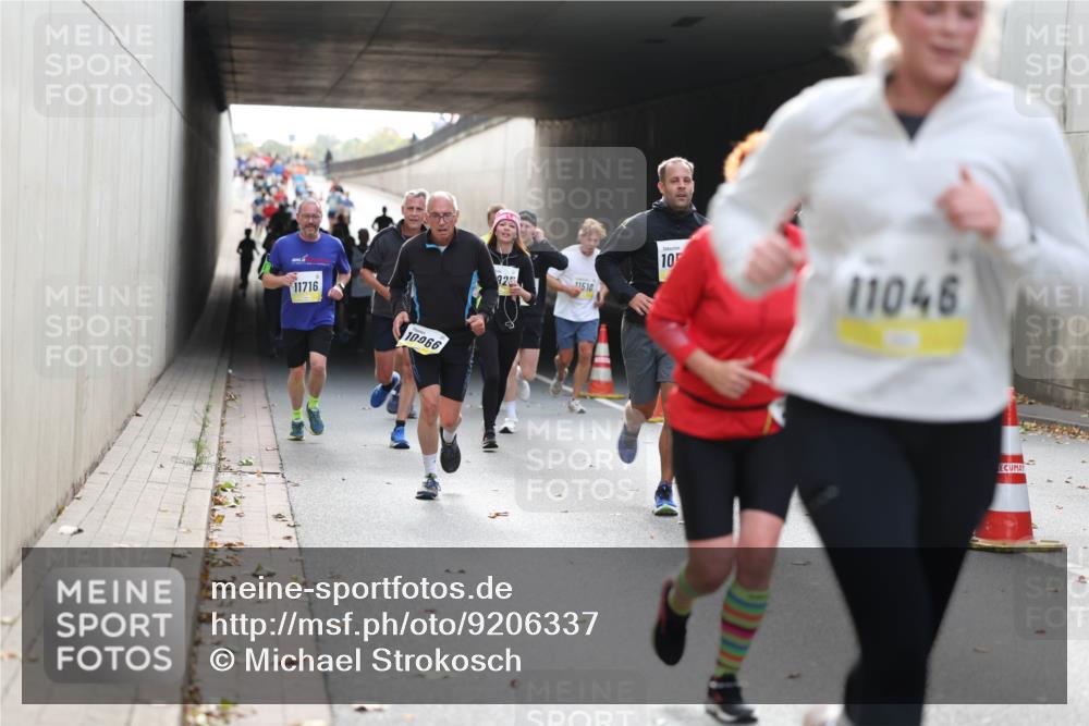 05.10.2025 - 20. swb-Marathon Bremen Michael Strokosch http://msf.ph/oto/9206337 05.10.2025 10:48:09 Laufen 11716, 10966, 92, 10, 11510, 11046 meine-sportfotos.de