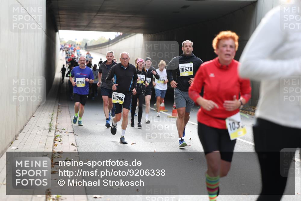 05.10.2025 - 20. swb-Marathon Bremen Michael Strokosch http://msf.ph/oto/9206338 05.10.2025 10:48:09 Laufen 11716, 10966, 925, 58, 1510, 10539, 103 meine-sportfotos.de