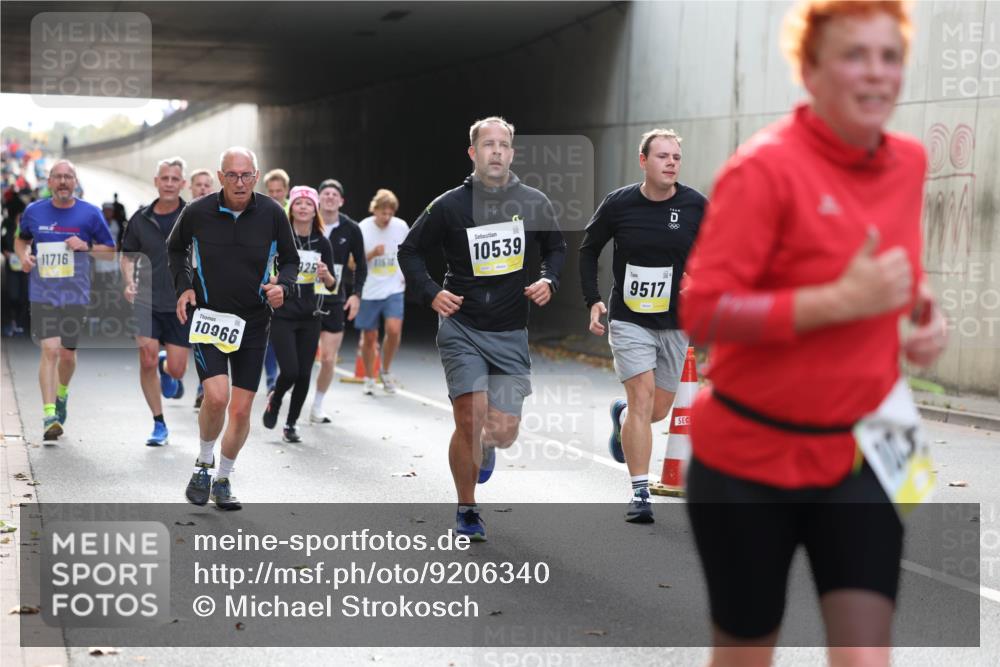 05.10.2025 - 20. swb-Marathon Bremen Michael Strokosch http://msf.ph/oto/9206340 05.10.2025 10:48:10 Laufen 11716, 10966, 11614, 10539, 9517, 880, 00 meine-sportfotos.de