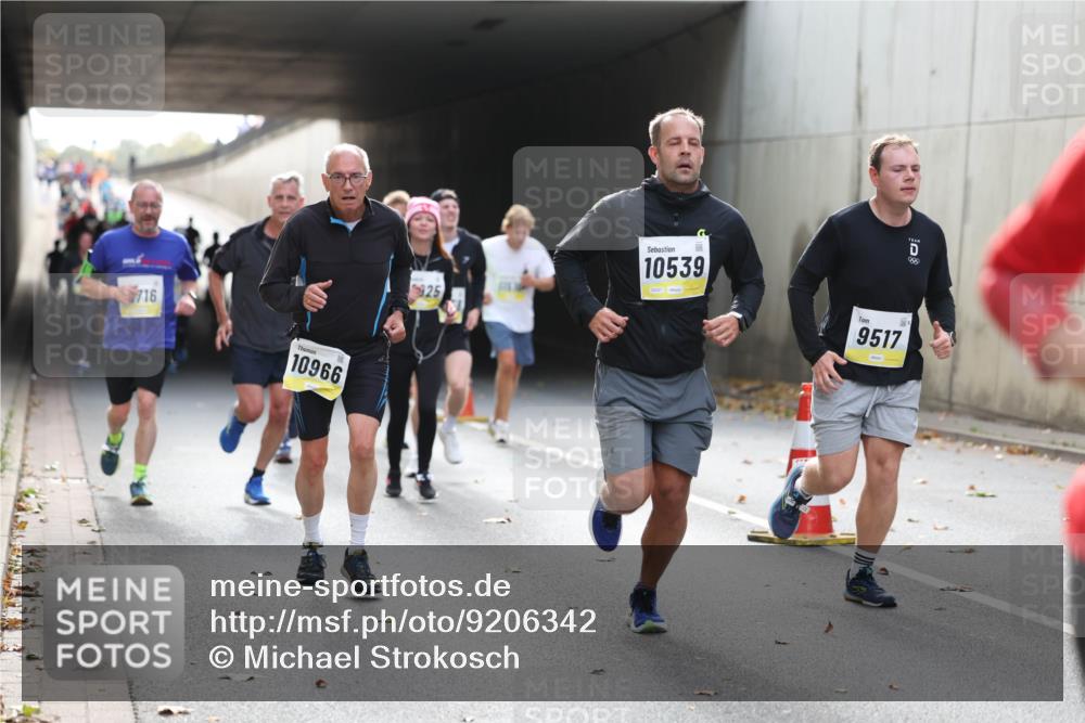 05.10.2025 - 20. swb-Marathon Bremen Michael Strokosch http://msf.ph/oto/9206342 05.10.2025 10:48:10 Laufen 716, 10966, 10539, 9517, 888 meine-sportfotos.de