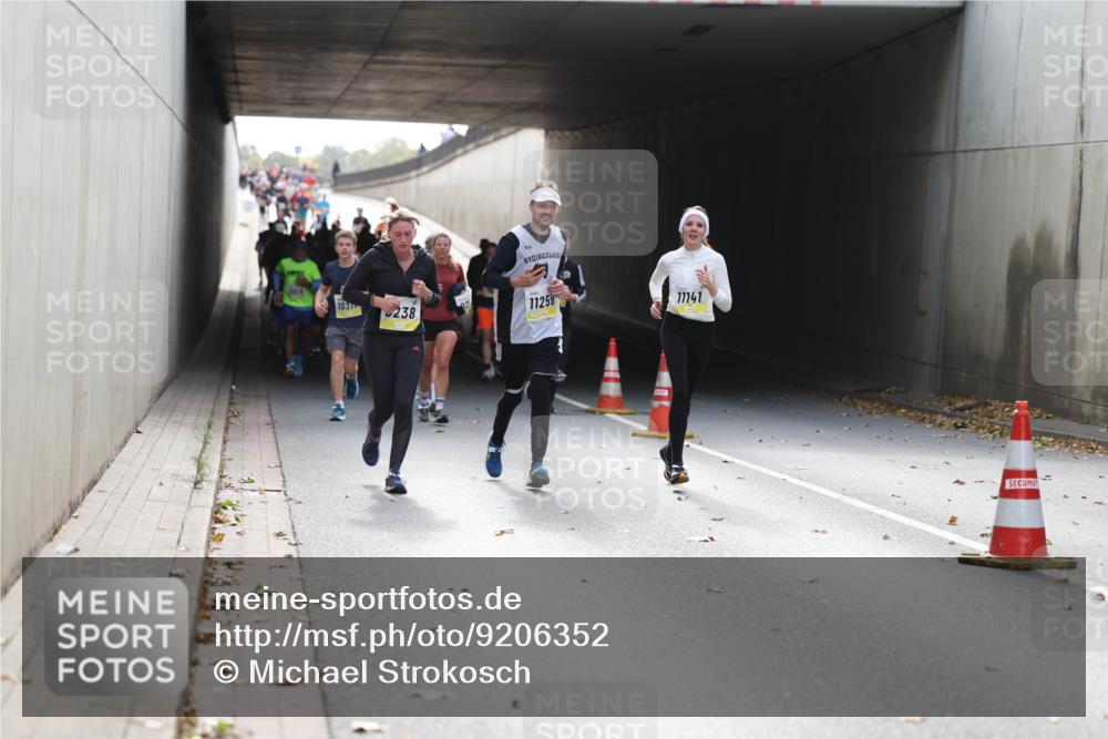 05.10.2025 - 20. swb-Marathon Bremen Michael Strokosch http://msf.ph/oto/9206352 05.10.2025 10:48:16 Laufen 11259, 1031, 238, 17741 meine-sportfotos.de