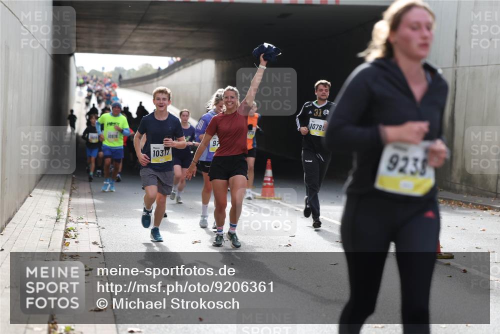 05.10.2025 - 20. swb-Marathon Bremen Michael Strokosch http://msf.ph/oto/9206361 05.10.2025 10:48:20 Laufen 10616, 10317, 1, 97, 10785, 9235 meine-sportfotos.de