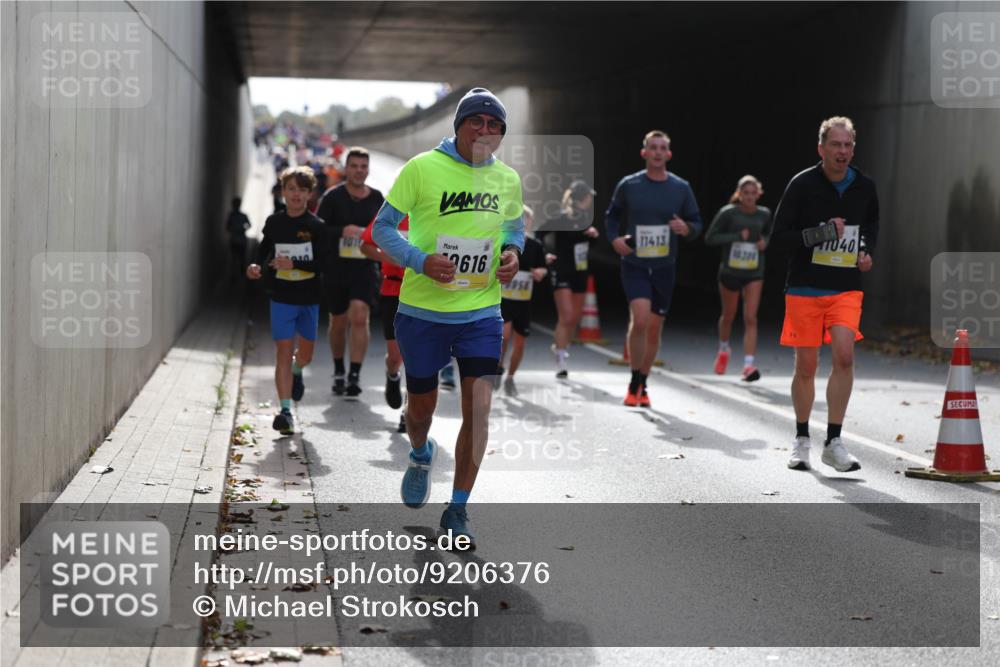 05.10.2025 - 20. swb-Marathon Bremen Michael Strokosch http://msf.ph/oto/9206376 05.10.2025 10:48:26 Laufen 1017, 2616, 1956, 11413, 18289, 040 meine-sportfotos.de