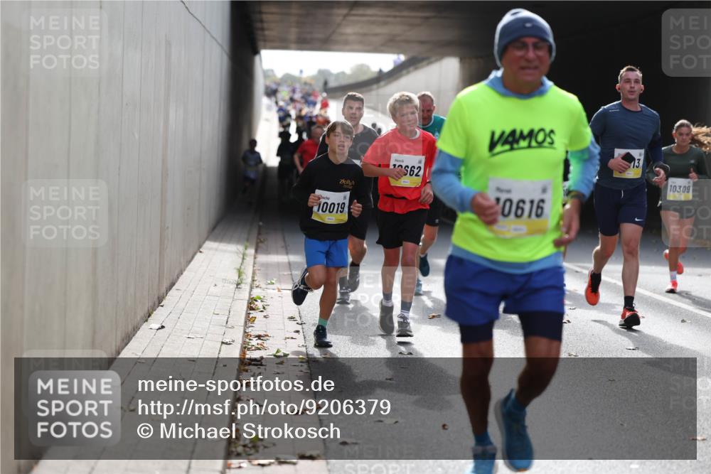05.10.2025 - 20. swb-Marathon Bremen Michael Strokosch http://msf.ph/oto/9206379 05.10.2025 10:48:27 Laufen 62, 20616, 10019, 13, 10309 meine-sportfotos.de