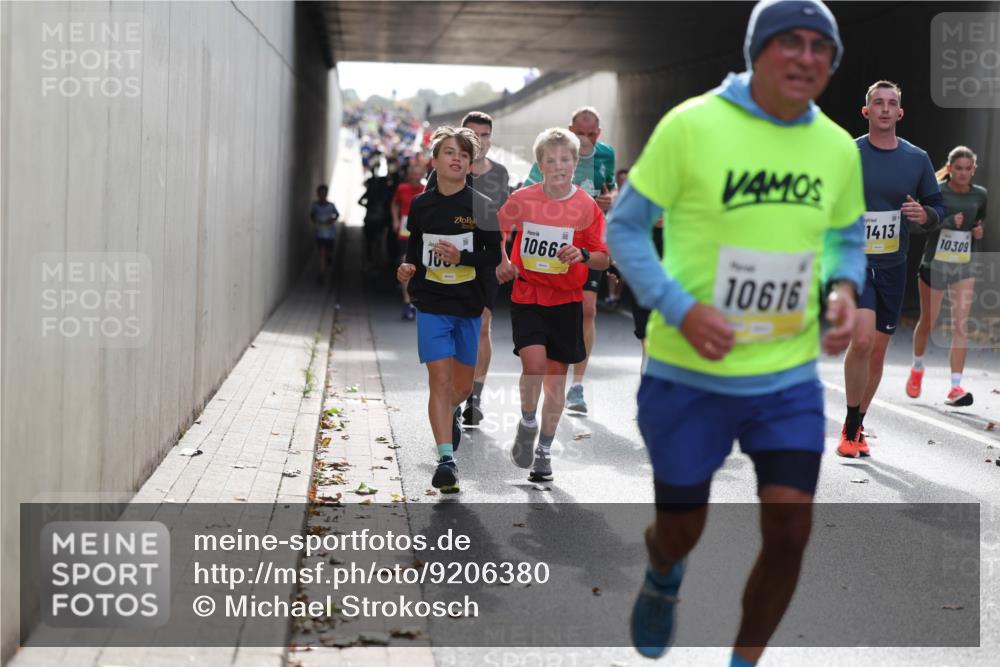 05.10.2025 - 20. swb-Marathon Bremen Michael Strokosch http://msf.ph/oto/9206380 05.10.2025 10:48:27 Laufen 100, 10662, 10616, 1413, 10309 meine-sportfotos.de