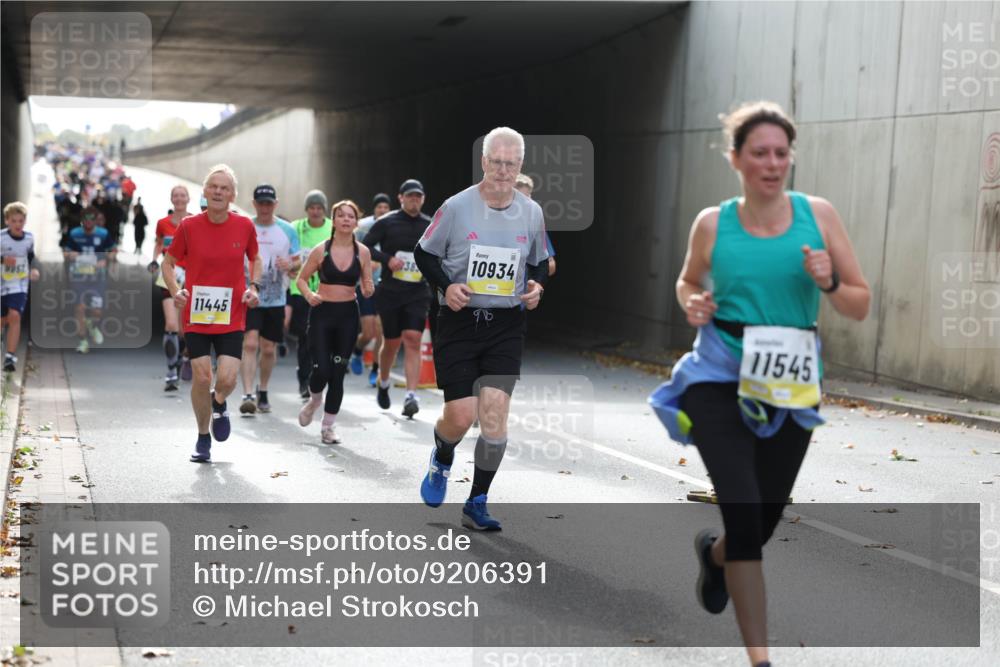 05.10.2025 - 20. swb-Marathon Bremen Michael Strokosch http://msf.ph/oto/9206391 05.10.2025 10:48:32 Laufen 11445, 38, 10934, 11545 meine-sportfotos.de