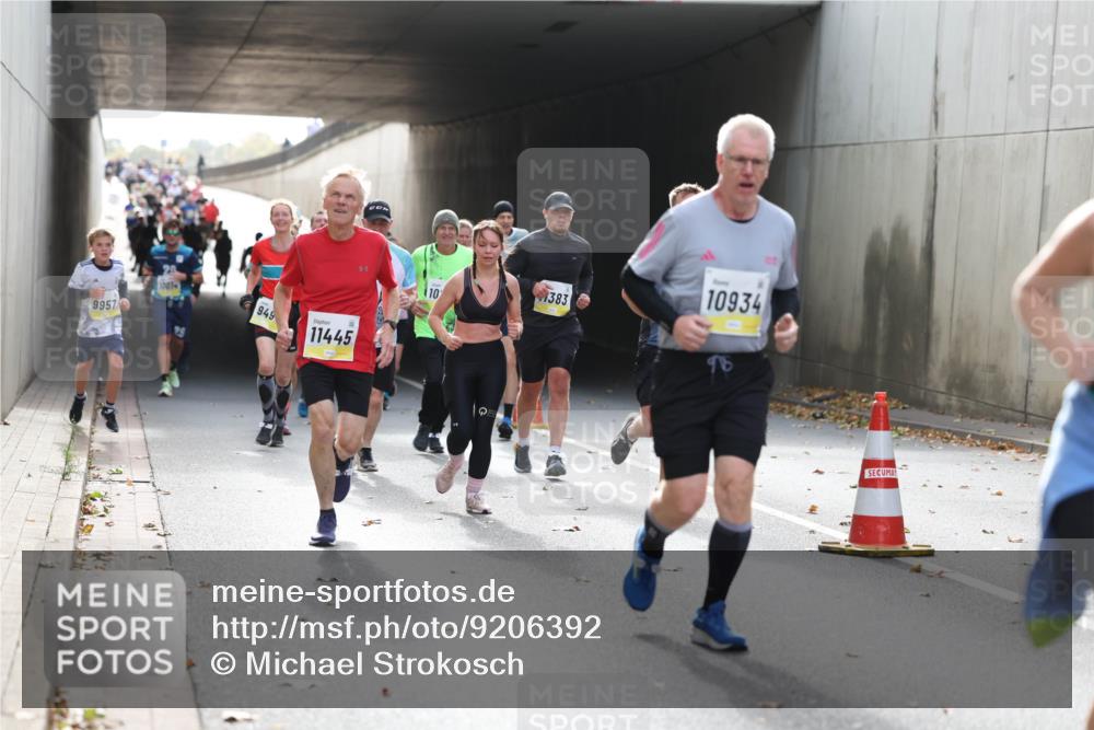 05.10.2025 - 20. swb-Marathon Bremen Michael Strokosch http://msf.ph/oto/9206392 05.10.2025 10:48:33 Laufen 1001, 9957, 949, 11445, 1383, 10, 10934, 96 meine-sportfotos.de