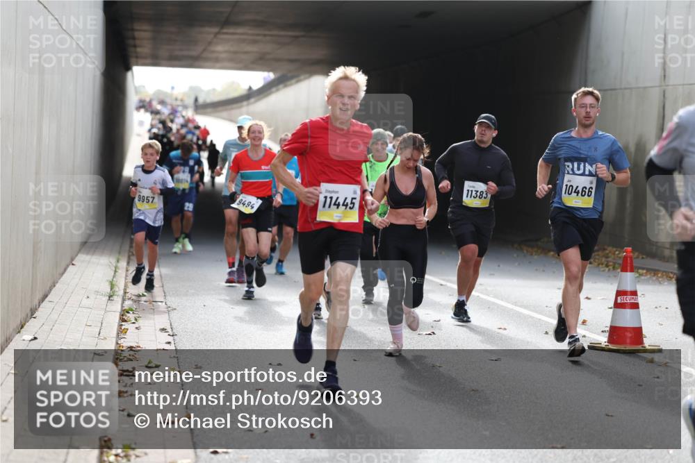 05.10.2025 - 20. swb-Marathon Bremen Michael Strokosch http://msf.ph/oto/9206393 05.10.2025 10:48:34 Laufen 9957, 9494, 11445, 11383, 488, 10466 meine-sportfotos.de