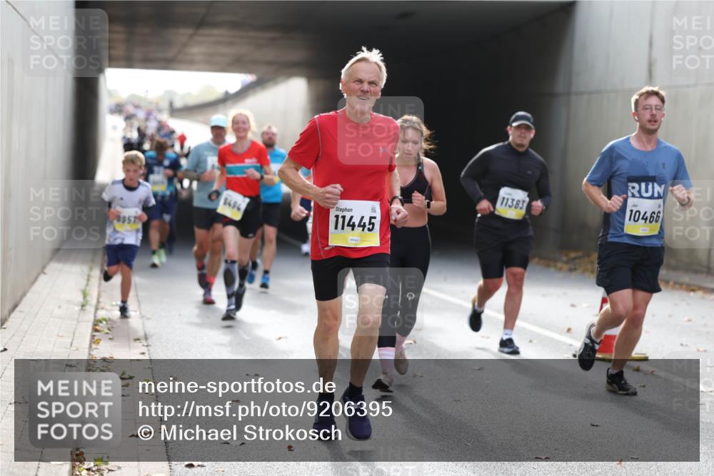 05.10.2025 - 20. swb-Marathon Bremen Michael Strokosch http://msf.ph/oto/9206395 05.10.2025 10:48:34 Laufen 494, 9957, 11445, 11383, 10466 meine-sportfotos.de