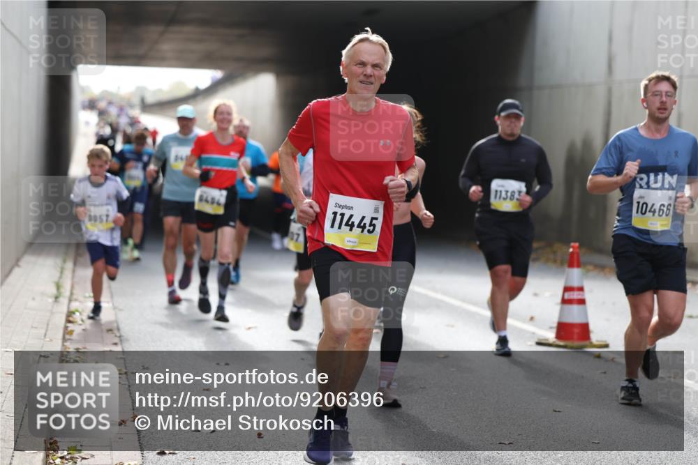 05.10.2025 - 20. swb-Marathon Bremen Michael Strokosch http://msf.ph/oto/9206396 05.10.2025 10:48:35 Laufen 0957, 11445, 11383, 10466 meine-sportfotos.de