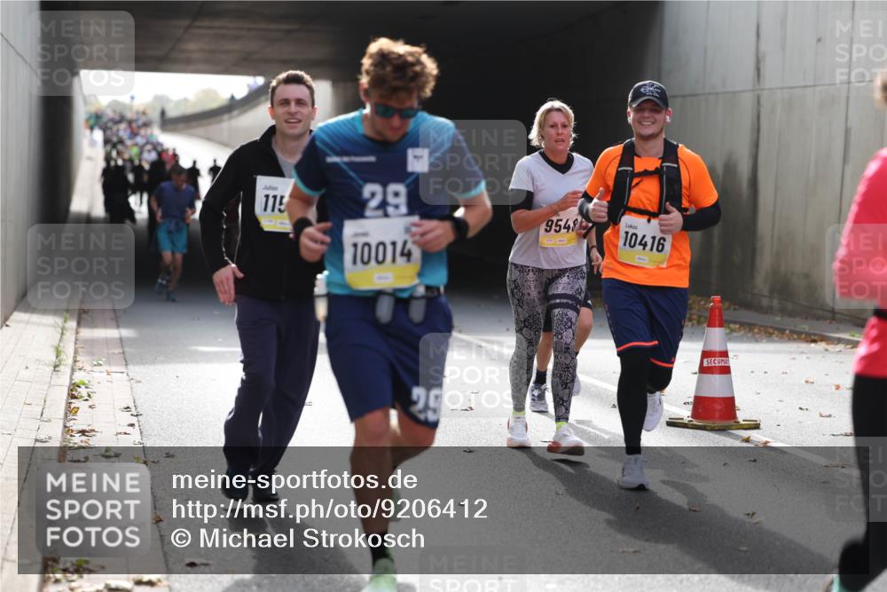 05.10.2025 - 20. swb-Marathon Bremen Michael Strokosch http://msf.ph/oto/9206412 05.10.2025 10:48:41 Laufen 115, 133, 29, 10014, 29, 9548, 10416 meine-sportfotos.de