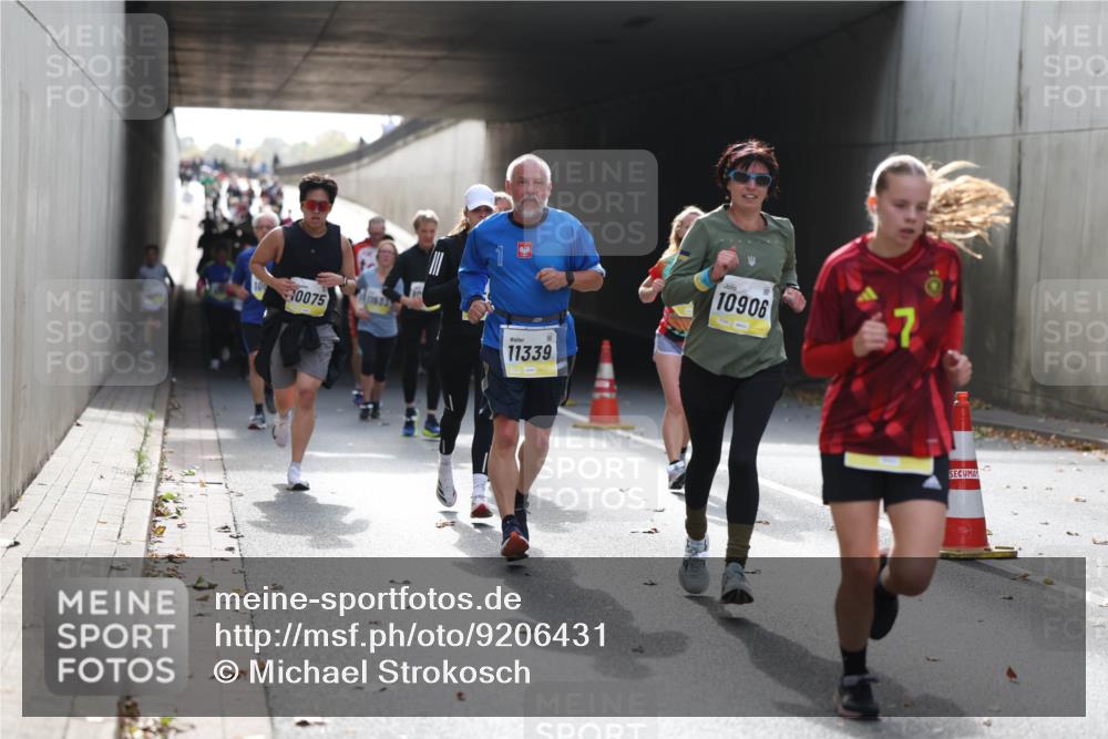 05.10.2025 - 20. swb-Marathon Bremen Michael Strokosch http://msf.ph/oto/9206431 05.10.2025 10:48:53 Laufen 0075, 11633, 11339, 10906 meine-sportfotos.de