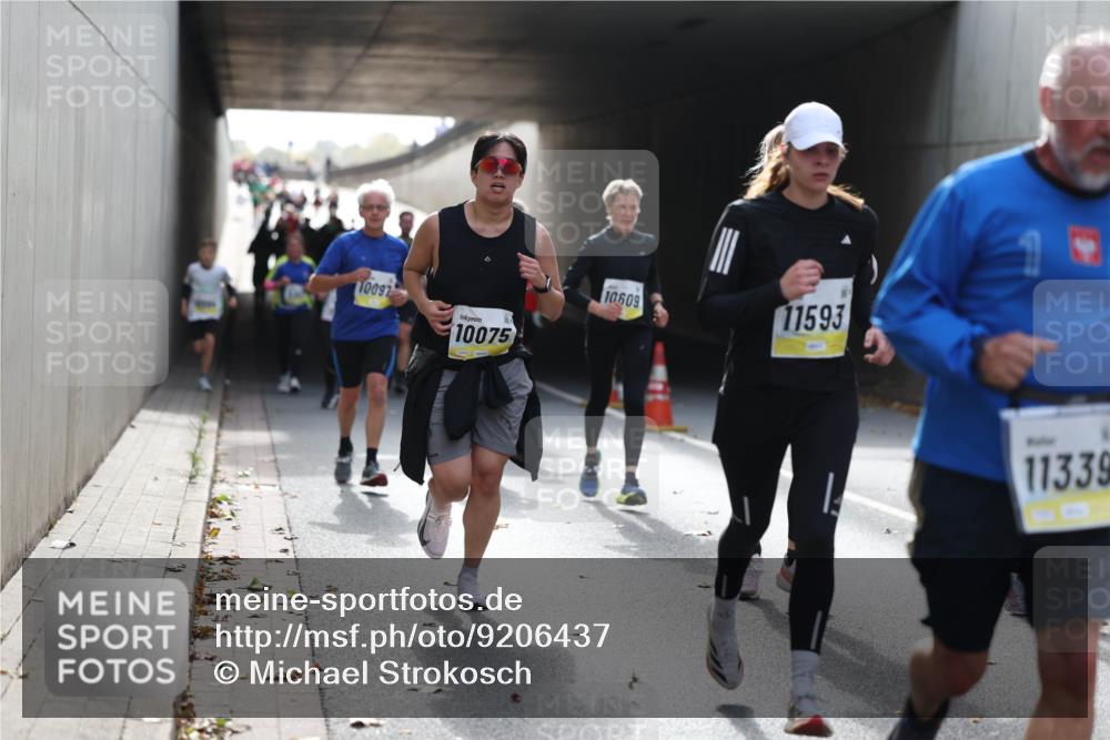 05.10.2025 - 20. swb-Marathon Bremen Michael Strokosch http://msf.ph/oto/9206437 05.10.2025 10:48:55 Laufen 10097, 10075, 10609, 11593, 11339 meine-sportfotos.de