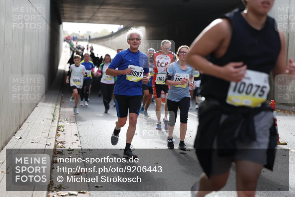 05.10.2025 - 20. swb-Marathon Bremen Michael Strokosch http://msf.ph/oto/9206443 05.10.2025 10:48:57 Laufen 10064, 1127, 0097, 1169, 115, 10075 meine-sportfotos.de