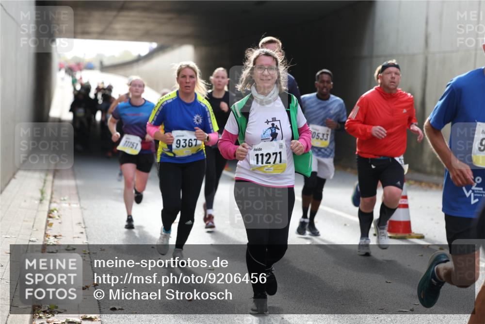05.10.2025 - 20. swb-Marathon Bremen Michael Strokosch http://msf.ph/oto/9206456 05.10.2025 10:49:02 Laufen 11151, 9367, 11271, 0533 meine-sportfotos.de