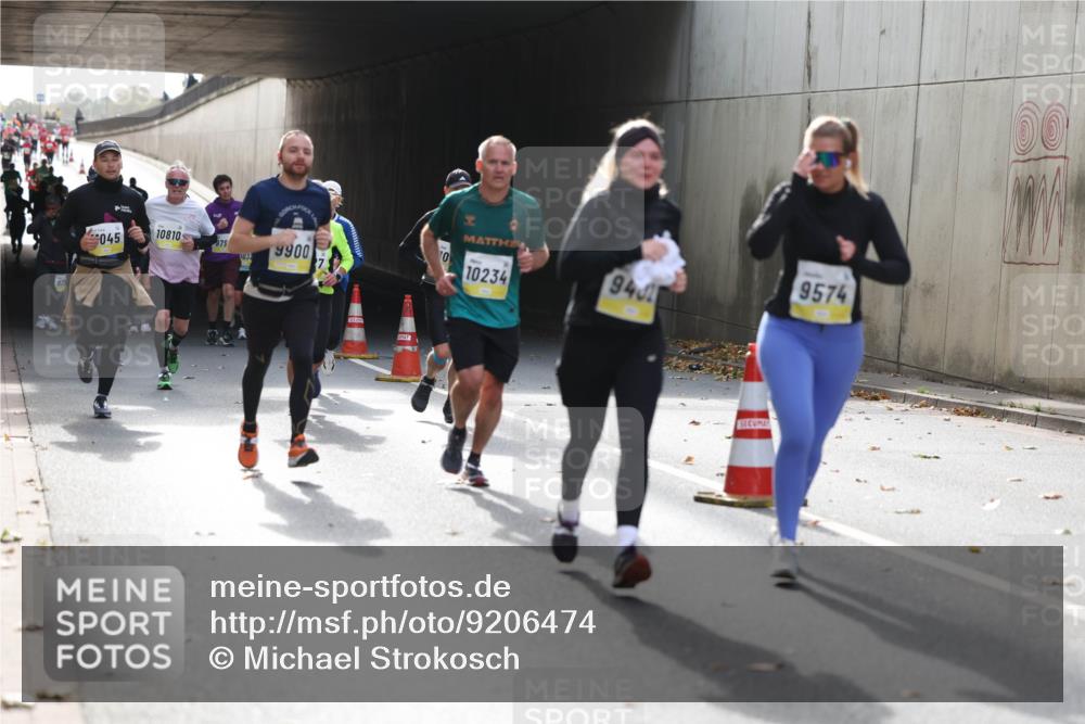 05.10.2025 - 20. swb-Marathon Bremen Michael Strokosch http://msf.ph/oto/9206474 05.10.2025 10:49:09 Laufen 045, 10810, 20, 10, 979, 9900, 0032, 10234, 943, 9574, 00 meine-sportfotos.de
