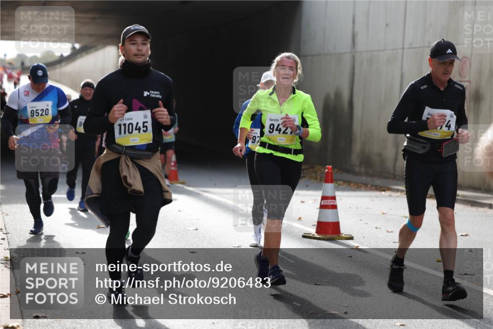 05.10.2025 - 20. swb-Marathon Bremen Michael Strokosch http://msf.ph/oto/9206483 05.10.2025 10:49:12 Laufen 9520, 11045, 97, 942, 24 meine-sportfotos.de