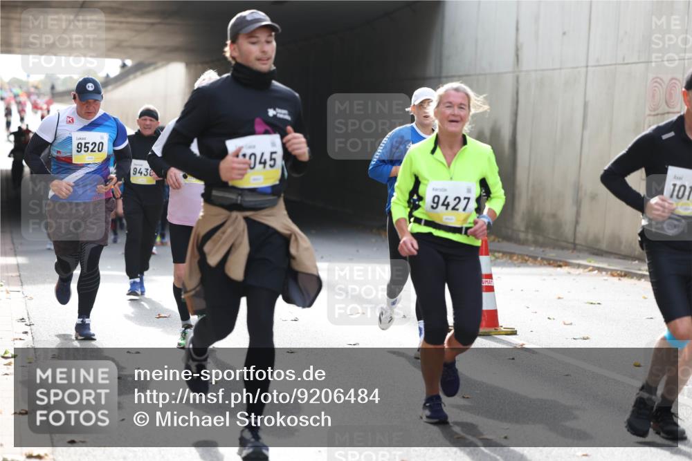05.10.2025 - 20. swb-Marathon Bremen Michael Strokosch http://msf.ph/oto/9206484 05.10.2025 10:49:12 Laufen 9520, 9436, 045, 00, 9427, 10 meine-sportfotos.de