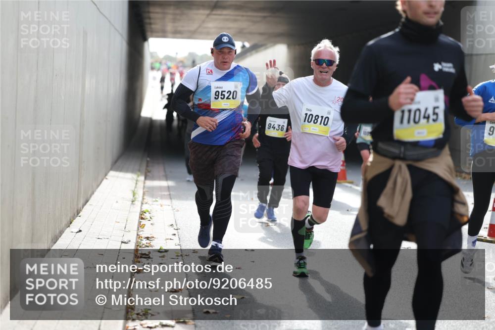05.10.2025 - 20. swb-Marathon Bremen Michael Strokosch http://msf.ph/oto/9206485 05.10.2025 10:49:13 Laufen 9520, 9436, 10810, 20, 11045, 1005, 9 meine-sportfotos.de