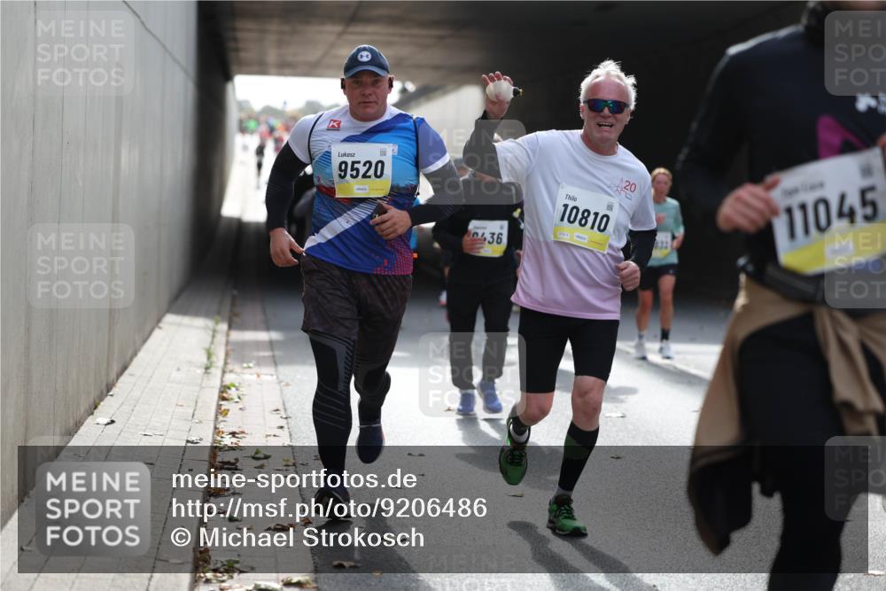 05.10.2025 - 20. swb-Marathon Bremen Michael Strokosch http://msf.ph/oto/9206486 05.10.2025 10:49:13 Laufen 9520, 436, 10810, 01914, 20, 11045 meine-sportfotos.de