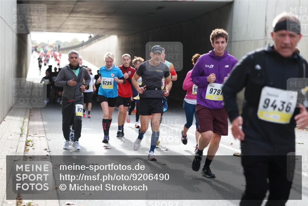 05.10.2025 - 20. swb-Marathon Bremen Michael Strokosch http://msf.ph/oto/9206490 05.10.2025 10:49:17 Laufen 977, 9295, 98, 9797, 9436 meine-sportfotos.de