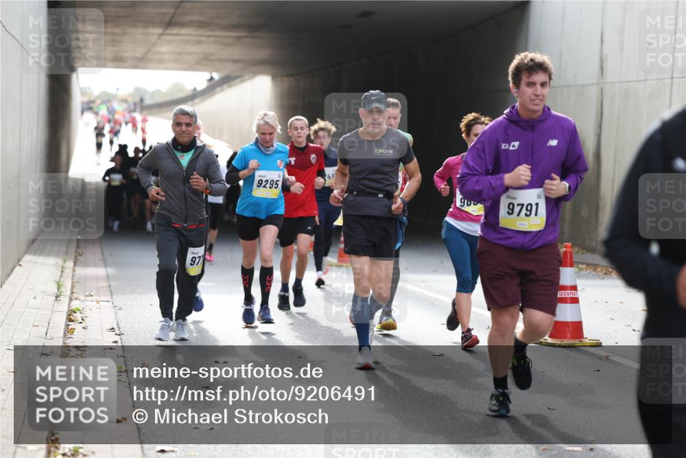 05.10.2025 - 20. swb-Marathon Bremen Michael Strokosch http://msf.ph/oto/9206491 05.10.2025 10:49:17 Laufen 97, 9295, 90, 9791 meine-sportfotos.de