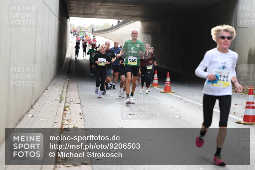 05.10.2025 - 20. swb-Marathon Bremen Michael Strokosch http://msf.ph/oto/9206503 05.10.2025 10:49:23 Laufen 0233, 10007, 1017, 320 meine-sportfotos.de