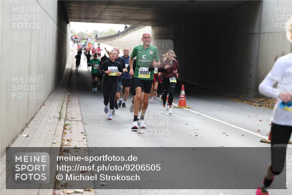 05.10.2025 - 20. swb-Marathon Bremen Michael Strokosch http://msf.ph/oto/9206505 05.10.2025 10:49:24 Laufen 233, 10007, 402, 1017 meine-sportfotos.de