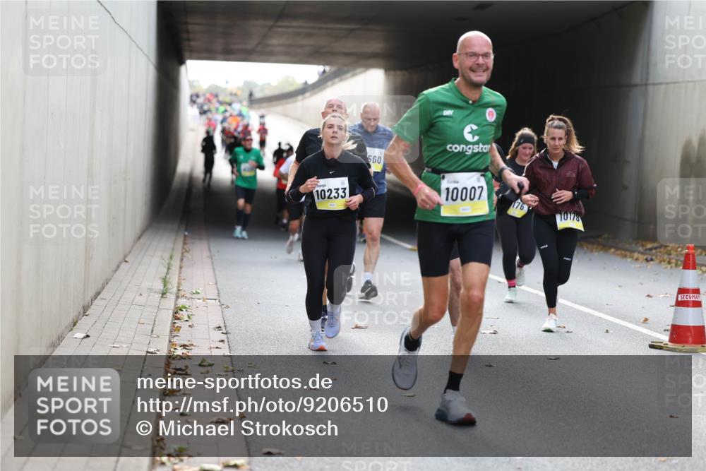 05.10.2025 - 20. swb-Marathon Bremen Michael Strokosch http://msf.ph/oto/9206510 05.10.2025 10:49:26 Laufen 10233, 560, 10007, 176, 10178 meine-sportfotos.de